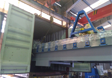 تحميل آلة تشكيل البلاط المزجج وغطاء حافة تشكيل آلة الحاويات للعملاء philippine